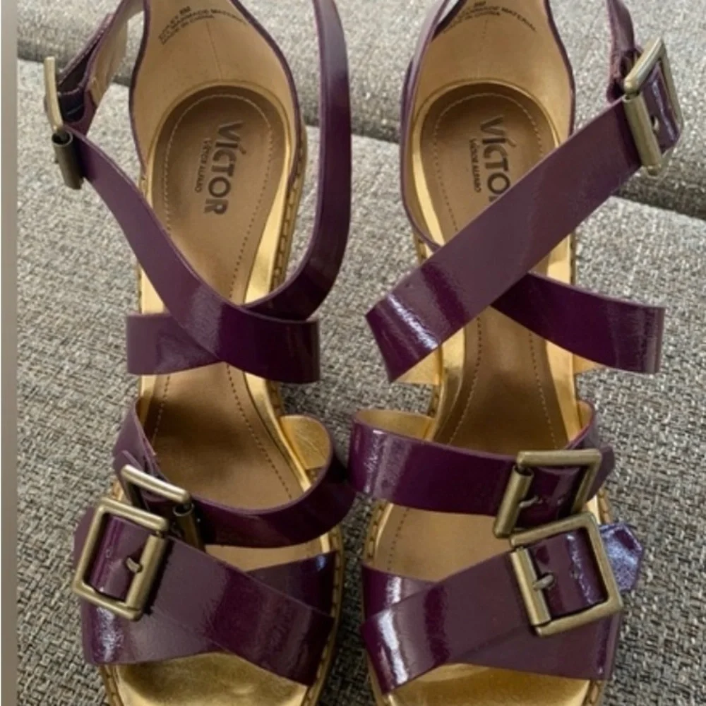 Victor by Victor Alfaro patent leather purple wedge heels 7.5